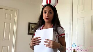 Μια Ασιάτισσα φίλη πειράζει με τον τριχωτό κόλπο της και τα βαμμένα νύχια της σε ένα βίντεο BTS.