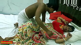 インドの男性たちが、ホットなビデオで包茎のペニスを披露する。