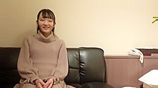 Une adolescente asiatique timide explore le plaisir dans une vidéo HD amateur.