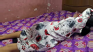 Gadis Bangladesh mengalami pertemuan seksual pertamanya.