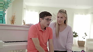 Piersiasta MILF Bunny Madison motywuje studenta gry na pianinie seksem.