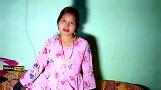 高清孟加拉美女享受狂野的三人行。