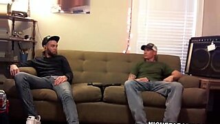 Jovens gays exploram o sexo de albergue em vídeos quentes.