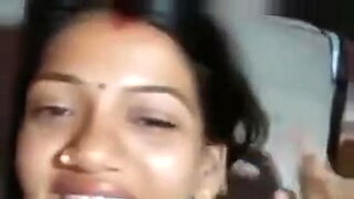 Indiase meid heeft haar eerste ontmoeting met Desi vriend op huwelijksreis.