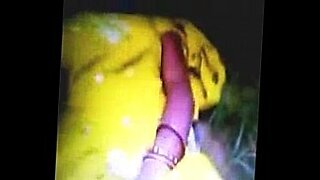 भारत की उमस भरी आवाज को सुनें जो तीव्र सेक्स के दौरान कराहती है।