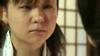 Una adolescente asiática pequeña experimenta un intenso placer durante un video de mosaico.