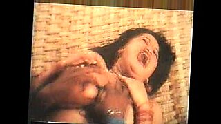 一个孟加拉女孩在热情而感性的自制色情视频中变得淘气。