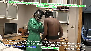 Een zwarte arts onderzoekt de bezittingen van een patiënt tijdens de controle.