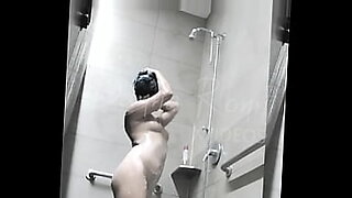 秘密录制的浴室滑稽动作被摄像机捕捉到