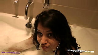 印度阿姨在浴室里变得淘气