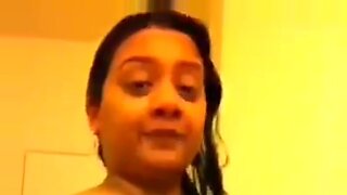NRI-verpleegster pronkt met haar rondingen in een zelfgemaakte webcamvideo.