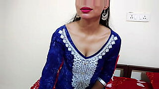 美しいインドの女性が官能的な動きとDeVarで誘惑する。