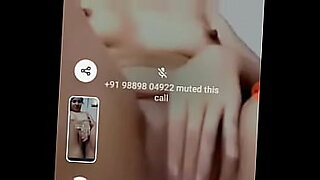 Une fille indienne se donne du plaisir pendant un appel vidéo