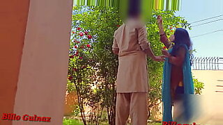 Dos colegialas pakistaníes se involucran en acción lésbica caliente en un video de alta calidad.