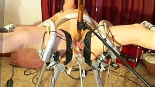 Tajka poddaje się ekstremalnemu bondage'owi urządzeń i zabawkom BDSM.