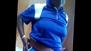 امرأة ناضجة من بابوا غينيا الجديدة تستمتع بأنشطة جنسية صريحة..