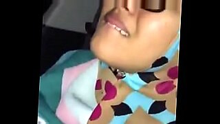 Rondborstige moslimmeid verwijdert hijab