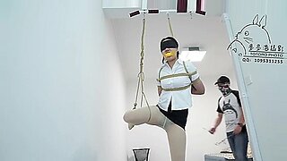 Japoński film BDSM z udziałem oszałamiającej brunetki i bondage.