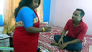 Coppia Tamil si impegna in un appassionato gioco di tette