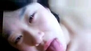 فتاة هاوية كورية تستمتع بجنس متشدد بين الفتيات.
