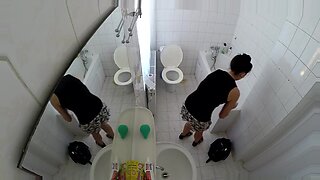 Een verborgen webcam legt de intieme douchemomenten van een Aziatisch meisje vast.