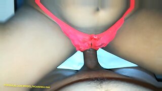एक कामुक देसी लोमडी अपने बड़े स्तनों को दबाती और चोदती है।