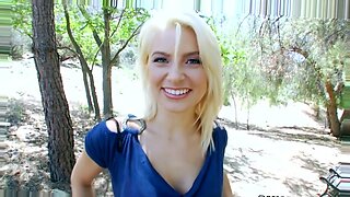 Une blonde reçoit une énorme bite noire et un facial en HD.