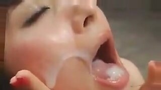 Zorra japonesa se traga semen después del sexo salvaje