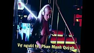 誘惑的な歌手のメイ・レアが、ホットなビデオで歌ってストリップする。