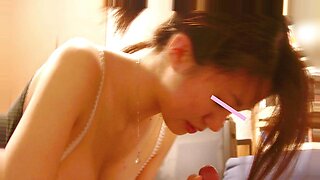 Uma garota asiática mostra lingerie brilhante em um sedutor slideshow.