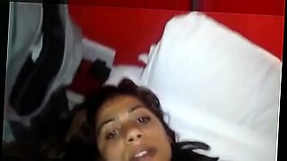 Η Bhavi Telar πειράζει και ευχαριστεί σε ένα αισθησιακό βίντεο.