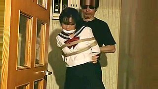 Japanische Schulmädchen geknebelt und gefesselt in BDSM-Schuluniform-Fetisch
