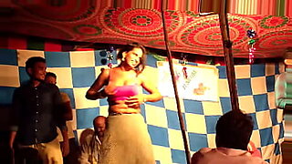 Màn trình diễn đam mê của Rekha Ấn Độ trong một màn trình diễn tình dục.