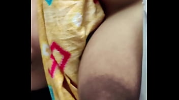 Una chica asiática caliente tiene su culo apretado penetrado y corrido encima.