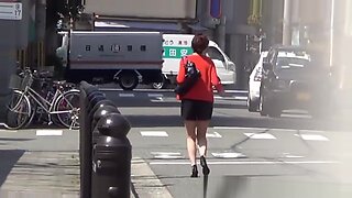 Γιαπωνέζες καλλονές κατουρούν και παίζουν δημόσια.