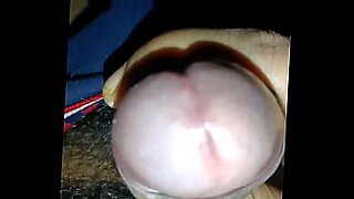Sunny Leone fait obstruction à une grosse bite dans une scène porno.