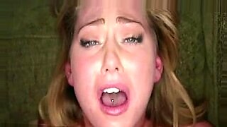 Dwie blond babe przewracają oczami w ekstazie podczas orgazmu.