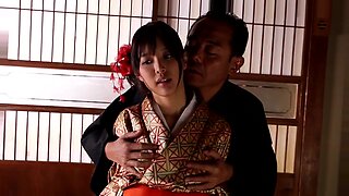 आश्चर्यजनक एशियाई अश्लीलता जिसमें एक कुशल जापानी गीशा अभिनय कर रही है।