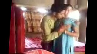 感性的旁遮普女孩在高清视频中脱衣并跳舞。