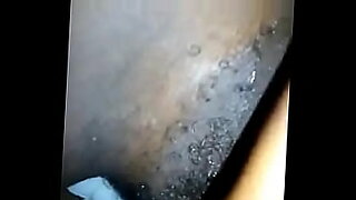 Wanita Uganda mengalami penetrasi anal besar-besaran dalam video xxx.