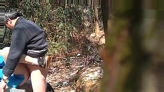 Garota asiática espia um pau não circuncidado no parque
