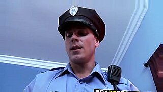 एक गर्म मुठभेड़ में पुलिस अधिकारी गंदे हो जाते हैं।