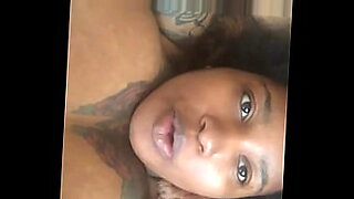 Ebony-Schönheit teilt sich heiße Clips auf Youtube.