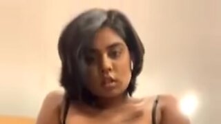 Een Sri Lankaanse schoonheid pronkt met haar rondingen in een ondeugende webcamsessie.