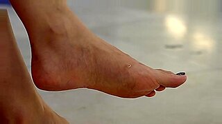 Asiatique amateur obtient satisfaction fétichiste des pieds