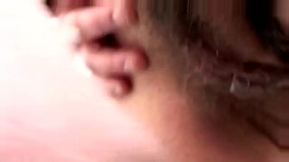 Verschlafenes Mädchen erwacht zu einem Penis im Mund