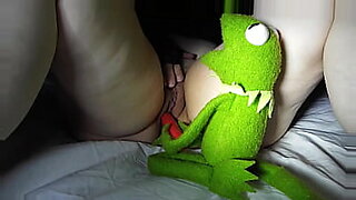Một con ếch đồng tính hoang dã tham gia vào hoạt động giải trí người lớn Mbour.