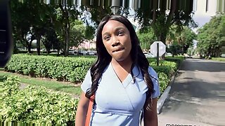 Een ebony verpleegster wordt wild tijdens een Bang Bus-rit.