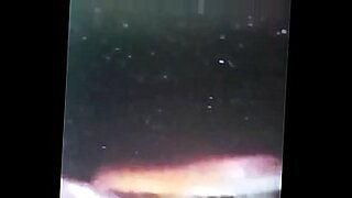 Cebuano muestra su cuerpo ardiente en un coche caliente y en una escena ciclónica.