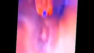 Une femme reçoit une éjaculation inattendue en vidéo et l'avale.